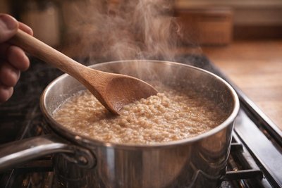 How to Make Egg-Free Oatmeal on the Stove
